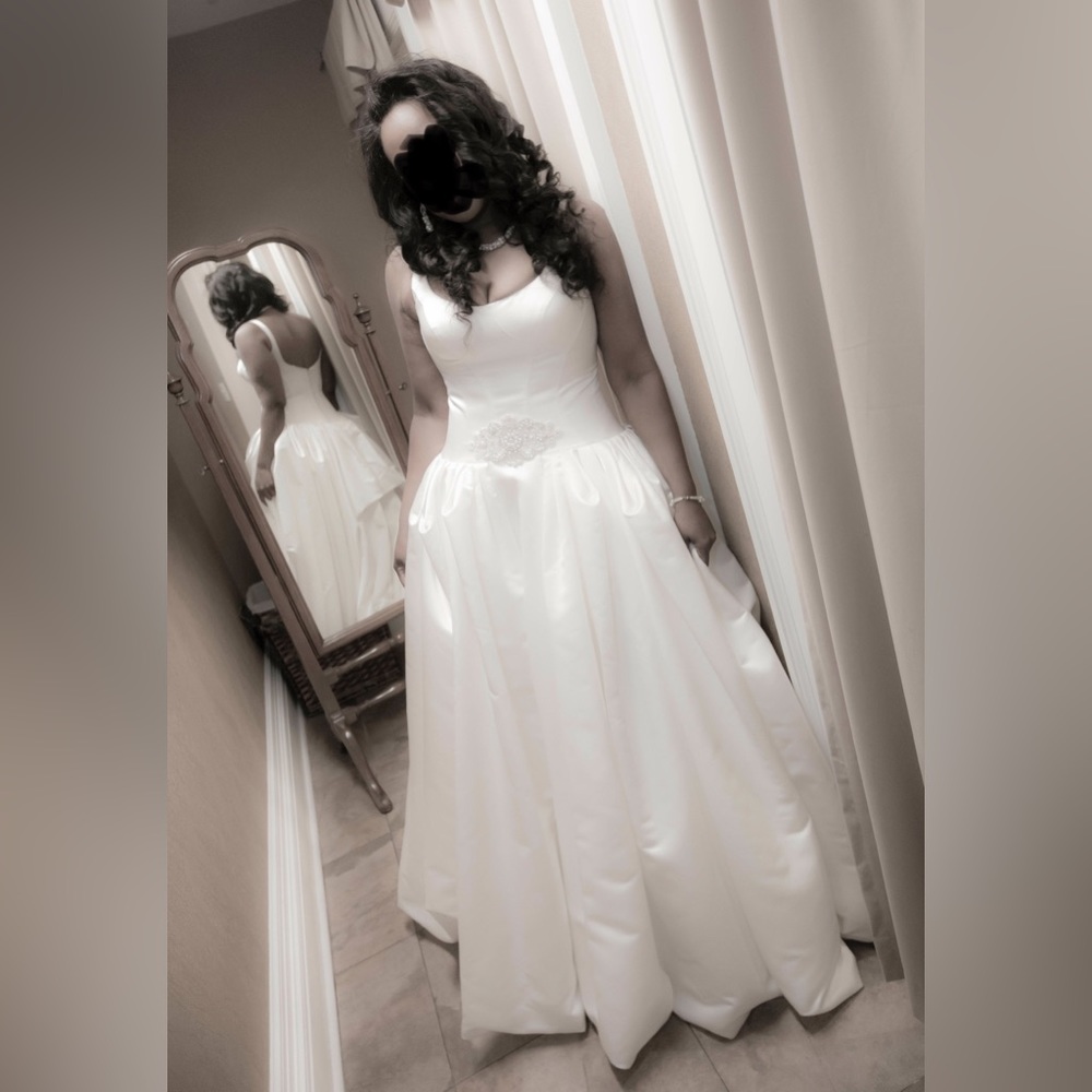 Beautiful Zac Posen wedding gown.